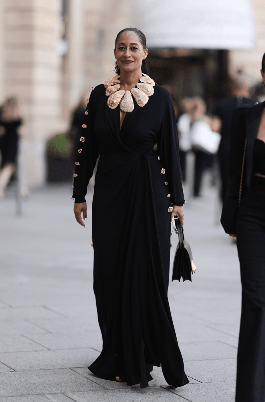 Parisian Street Style Blazer - AI prompt example by MangoXPrompts